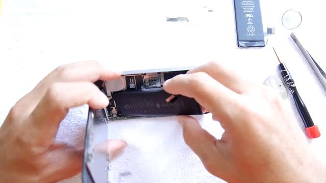 เปลี่ยนแบต How to change battery iphone5/5S/5C/5SE ด้วยตัวเอง ภายใน5นาที อย่าลืมกด HD นะครับ смотреть онлайн