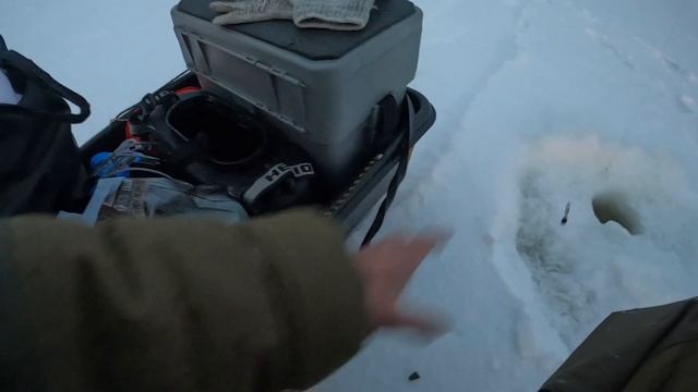 Катушка жерлицы крутится, а мы ждем дальше. смотреть онлайн