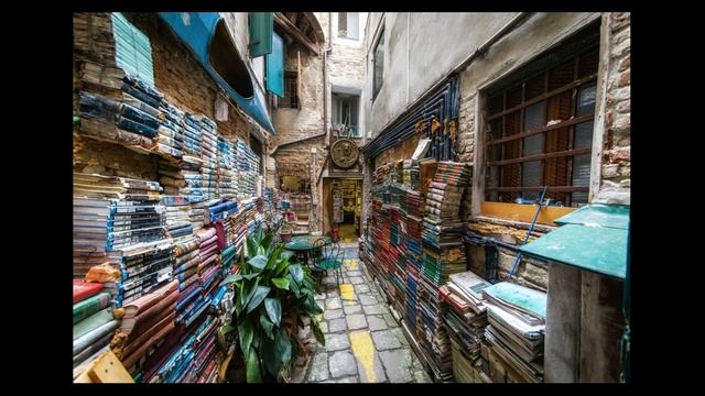 02 Aqua Alta Bookshop