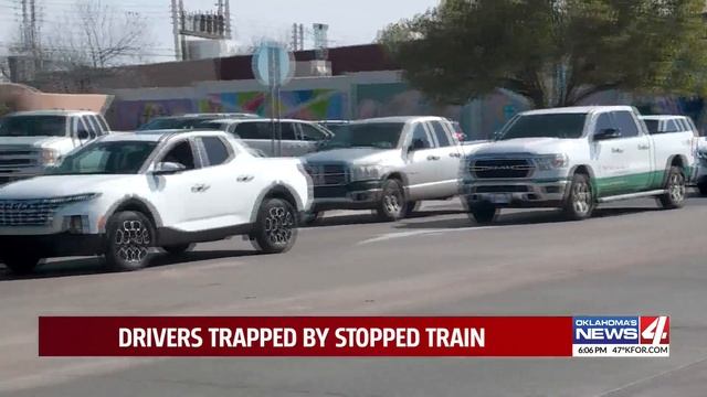 Drivers trapped by stopped train смотреть онлайн