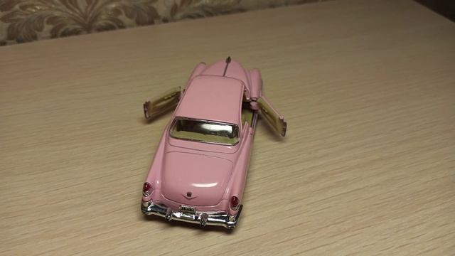 Cadillac Series 62'1953 Coupe. Модель 1-43 от Kinsmart