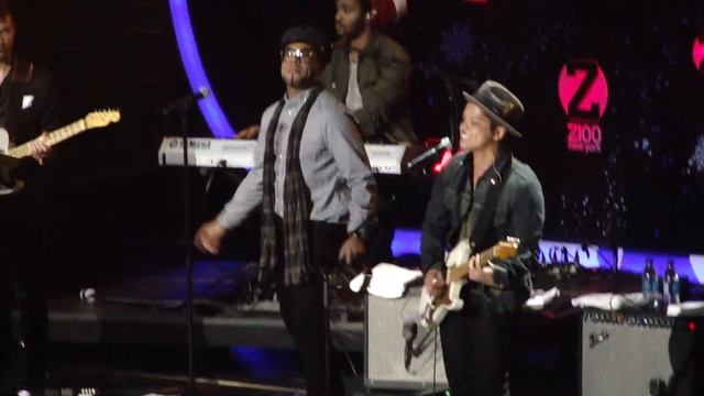 Bruno Mars and Travie McCoy Billionaire LIVE Z100 Jingle Ball 2010 HD смотреть онлайн