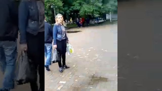 Город Биробиджан, центральная улица Арбат.Почему их не изолируют, кто за это отвечает? смотреть онлайн