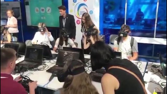 Вебинар Ильи Вигера по VR в обучении в рамках серии партнерских вебинаров Microsoft на Дневники.ру смотреть онлайн