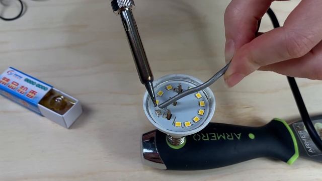 Пришёл "муж на час" и показал... как за пять минут отремонтировать перегоревшую диодную лампочку смотреть онлайн