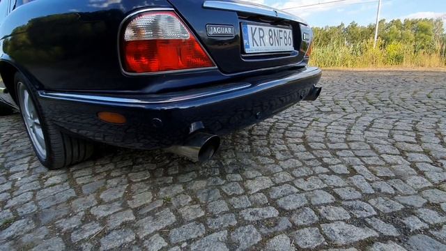 Jaguar XJ8 4.0 V8 custom exhaust | Sound & acceleration sound смотреть онлайн