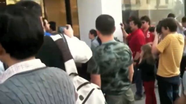 iPad 2 Launch Day at Pasadena, CA Apple store смотреть онлайн