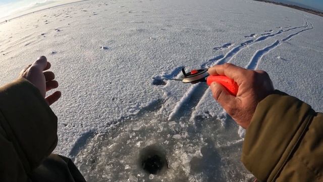 Зимняя рыбалка на Волге. Открытие сезона твердой воды. Ловим окуня и щуку. смотреть онлайн
