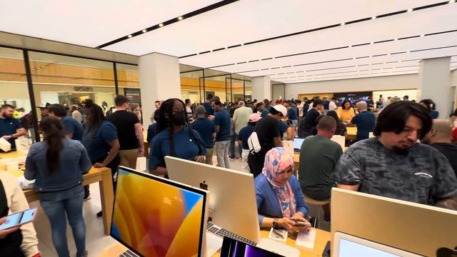 Craziness at Apple Store at Dallas Galleria Mall on iPhone 15 launch day смотреть онлайн