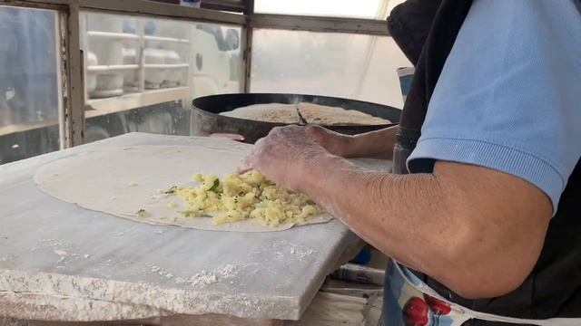 Как готовят Гёзлеме в Турции, весь процесс приготовления традиционных турецких лепешек смотреть онлайн