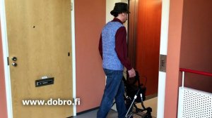 С роллатором/ ролятором/ ходунками дома и по парку