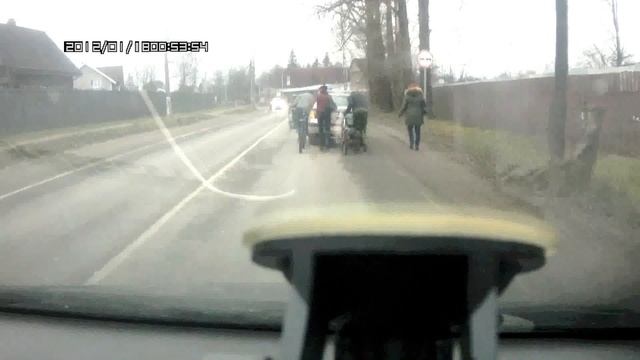 Вывалилась из машины находу и пошла дальше как ни в чём не бывало