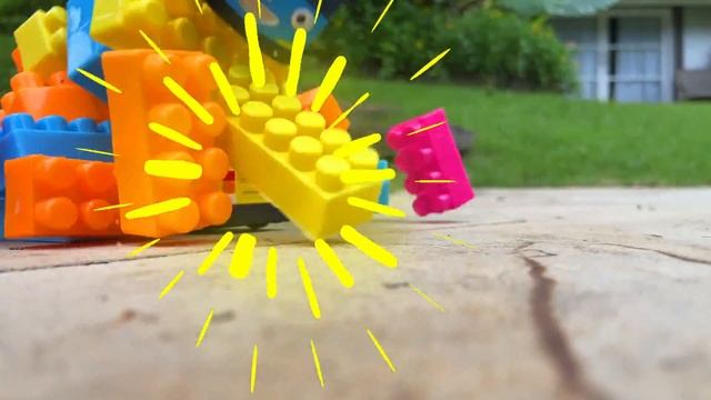 Лев и мама играют с Lego и автобусами Тайо