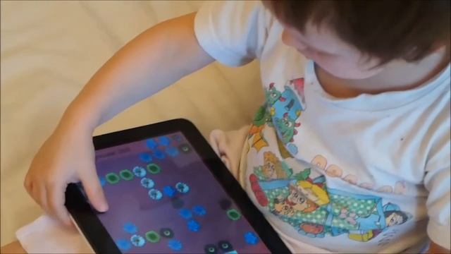 Маша играет на планшете смотреть онлайн