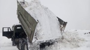 Самосвал камаз 5511 разгружается