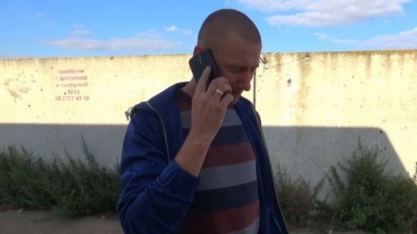 Большой грузовик Ман сломался - Дима на тракторе спешит на помощь