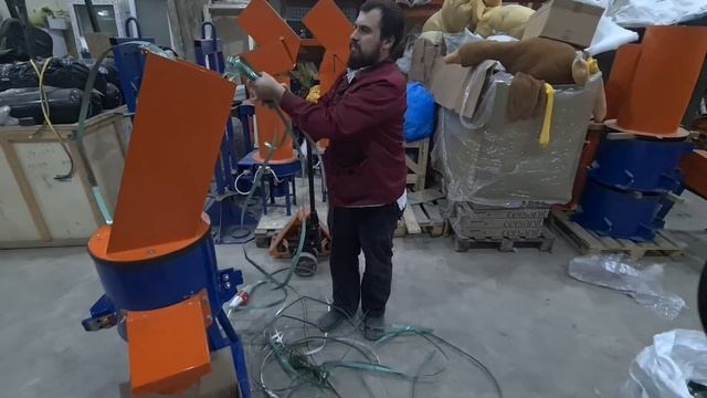 Дробим пластиковую ПВХ ленту на измельчителе МИ 500р с калибровочной сеткой 30 мм. смотреть онлайн