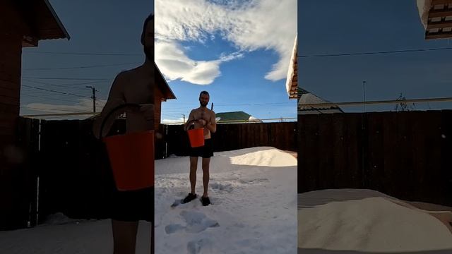 Обливаюсь холодной водой #вирусноевидео #Урал #ведро #зарядка смотреть онлайн