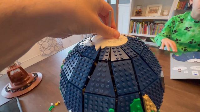 The LEGO Ideas Globe: Super Repetitive Amazing Display Piece смотреть онлайн