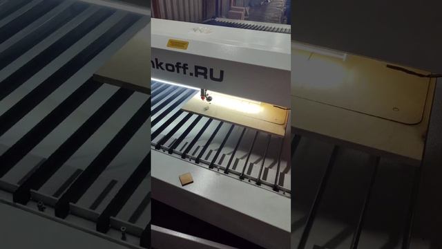 Резка фанеры на лазерно-гравировальном станке с ЧПУ LM 2030 PRO OPEN 300W смотреть онлайн