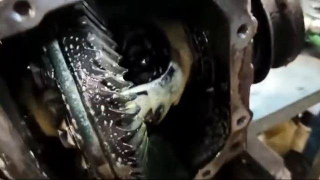 Сломался боковой подшипник заднего редуктора БМВ Е60, выплюнуло привод + эмульсия. Пробег 500 тыс.км смотреть онлайн