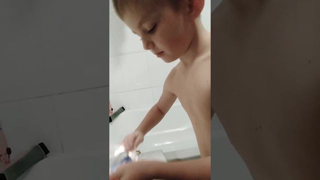 Кидаю айфон 5s в ванну з водой смотреть онлайн