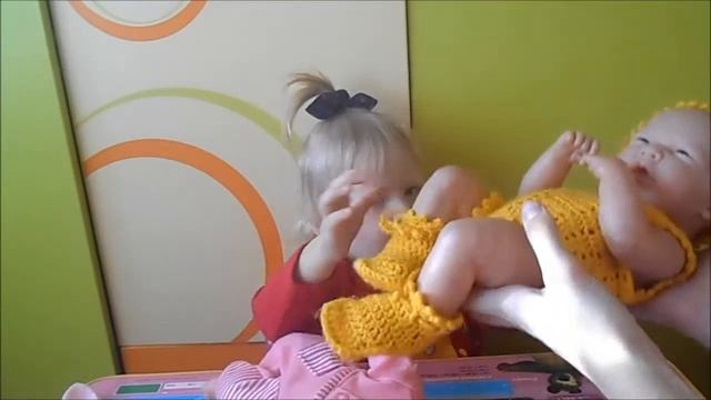 ОБЗОР Куклы-младенца reborn играем, переодеваем и поим молочком смотреть онлайн