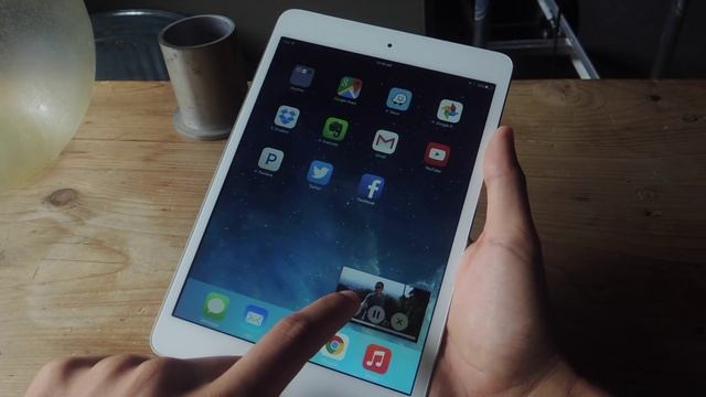 How to Get a Floating Video Window While Multitasking on Your iPad [How-To] смотреть онлайн