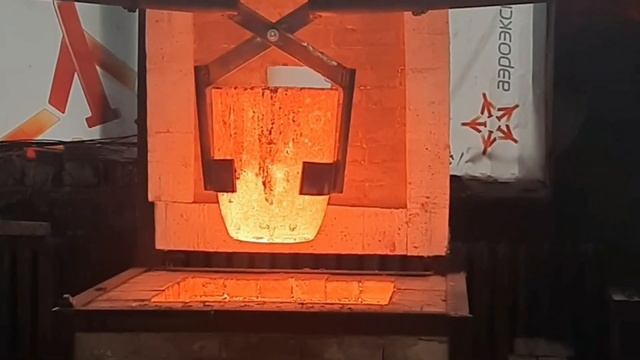 Первая заливка бронзы в новой литейке | The first pouring bronze in the new foundry смотреть онлайн
