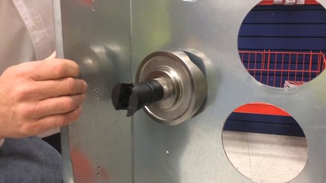 Greenlee LS50 punching a 4" hole in a GE panelboard. смотреть онлайн