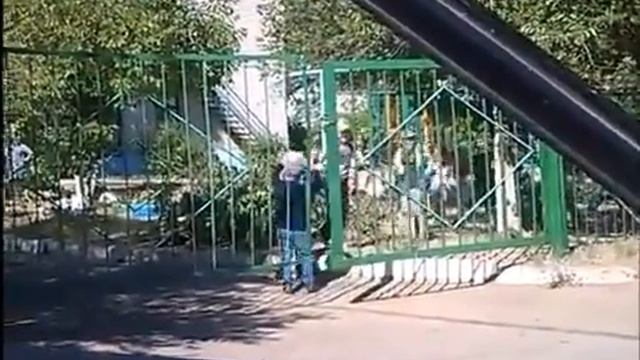 Заехал в садик за сестрой... смотреть онлайн