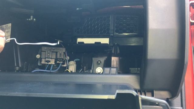 2008-2012 Jeep Liberty Cabin Air Filter Replacement смотреть онлайн