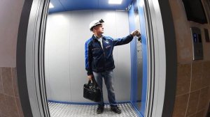 А если подпрыгнуть в падающем лифте — поможет? Отвечают физики