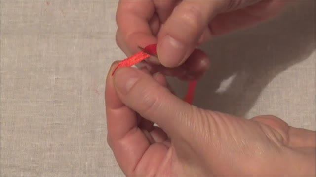 Как вдеть ленту в иголку. Вышивка лентами для начинающих. смотреть онлайн