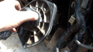 Где находится моторчик печки Nissan Vanette.