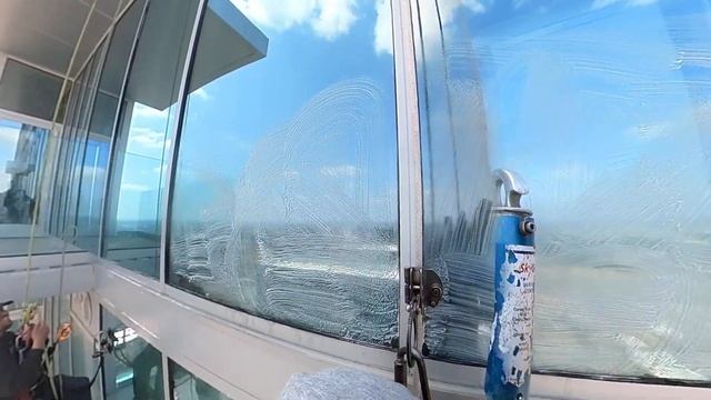 Cleaning Windows 400 feet in the air in 15 MPH steady winds isn't recommended. смотреть онлайн