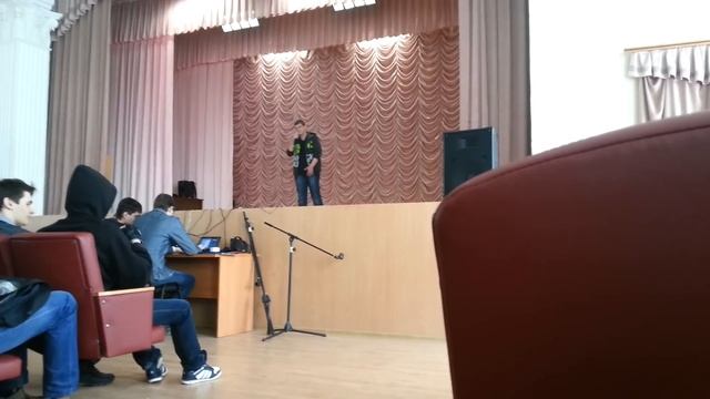 Парень читает Рэп про Маму смотреть онлайн