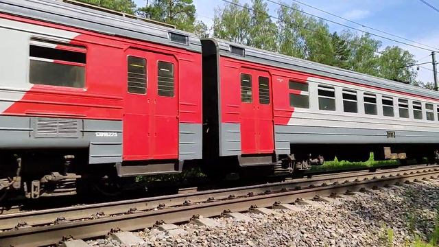 Электропоезд ЭД2Т-0039 с приветливой бригадой смотреть онлайн