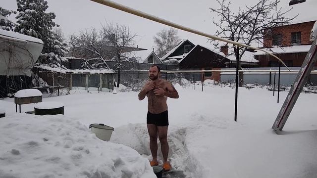 Обливание, вода со снегом смотреть онлайн