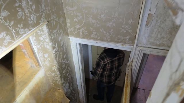 We Found an Abandoned Mansion where a SHOCKING Murder Took Place! смотреть онлайн