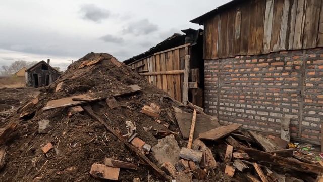 Купили дом с большим количеством мусора Очищаем территорию трактором смотреть онлайн