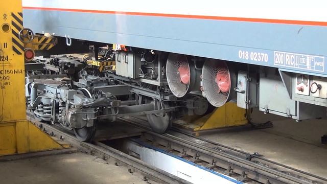 Смена колесных пар в Бресте на поезде Москва-Прага под европейскую колею. смотреть онлайн