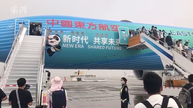 CIIE-themed airplane lands in Beijing Daxing International Airport смотреть онлайн