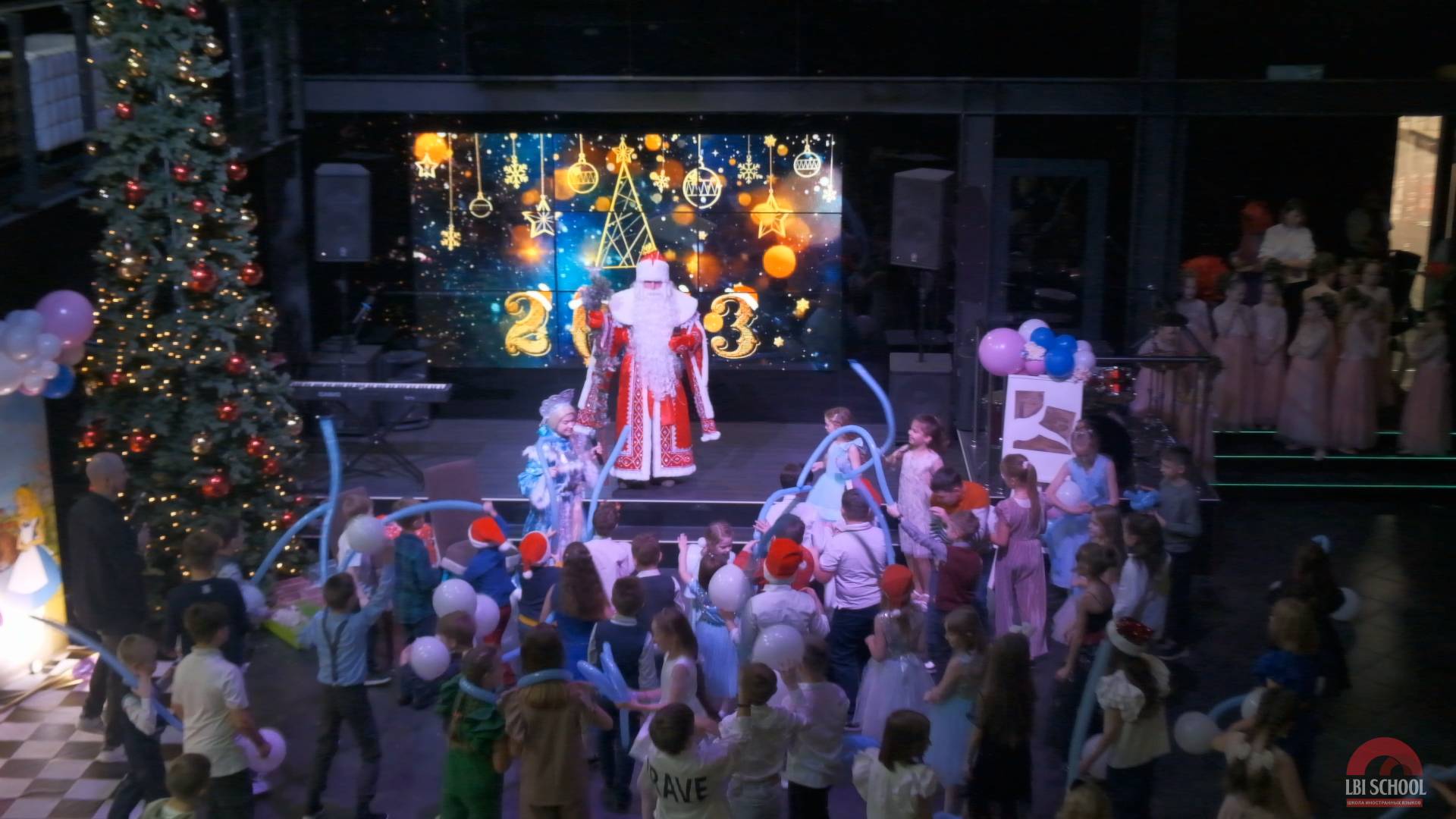 Новогодний банкет / Видео корпоратива школы иностранных языков на новый год смотреть онлайн