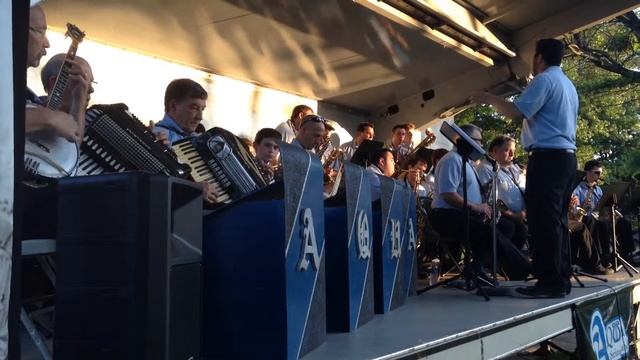 Aqua String Band: "Don't Sit Under the Apple Tree" смотреть онлайн