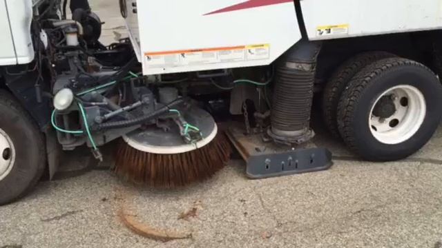2005 Isuzu NPR HD Sweeper Truck Elgin Air Club LX смотреть онлайн