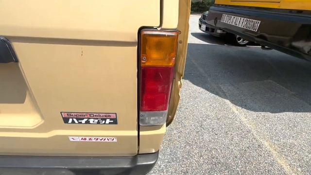 1983 Daihatsu Super Delux Mayi Van walkaround and horn смотреть онлайн