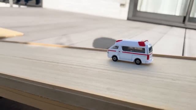A ambulance minicar comes out of the toy box and runs a lot! Emergency run while sounding the siren смотреть онлайн