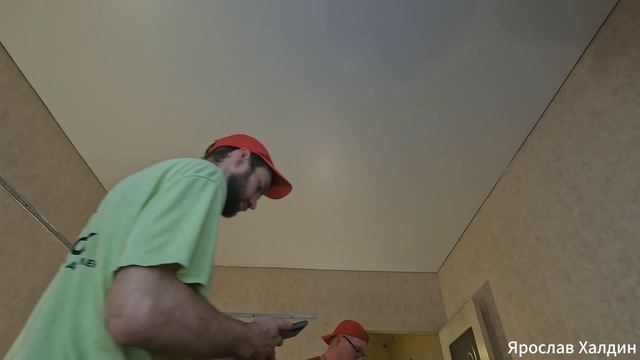 Делаем натяжной потолок на кухне, светильники и люстру смотреть онлайн