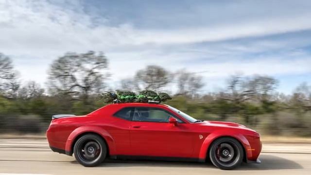 Hellcat Dodge Challenger Hennessey Hits 174 MPH With a Christmas Tree on Its Roof смотреть онлайн